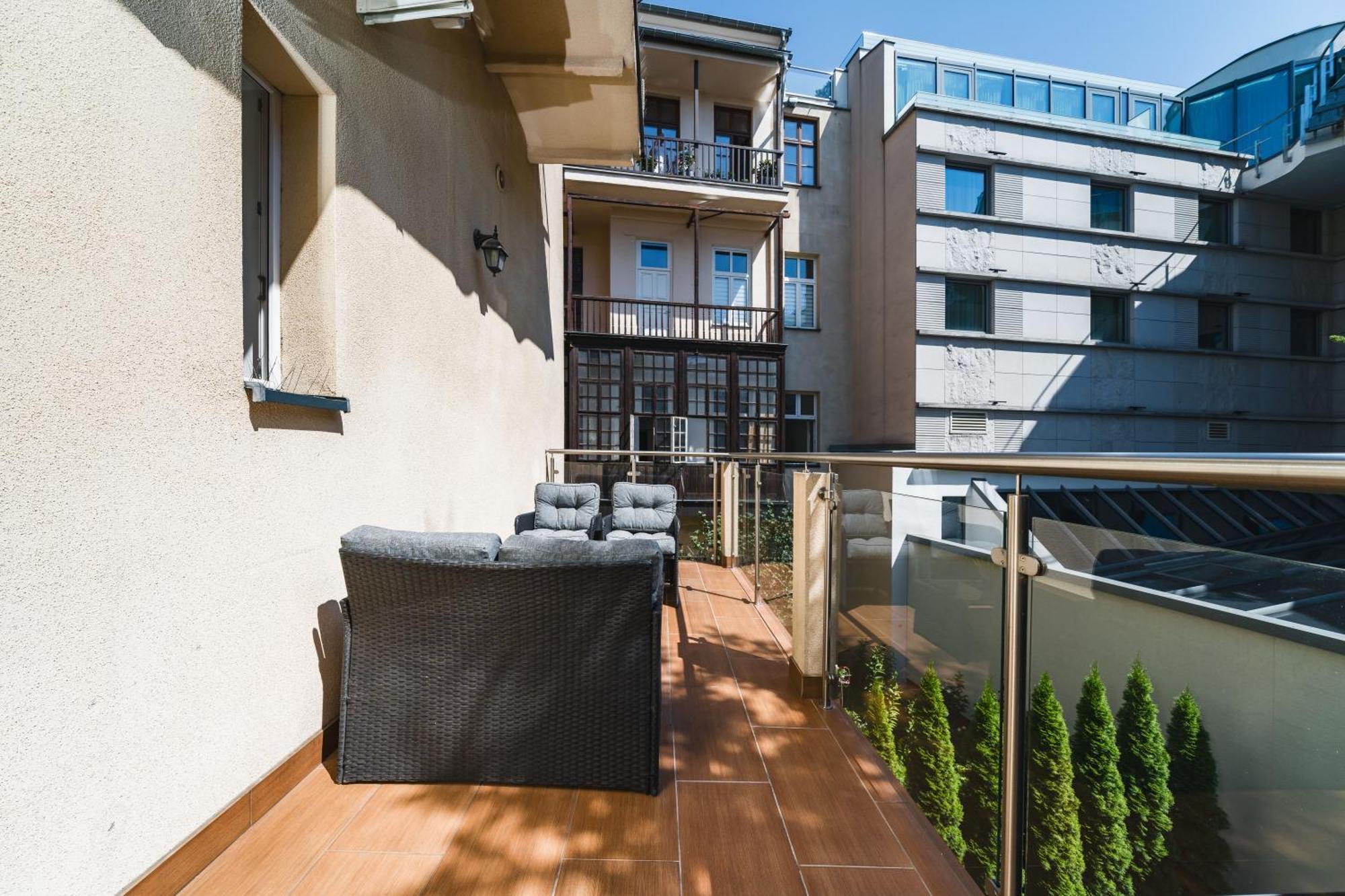 شقة Old Town Luxe Retreat - King Bed - Steps To Main Square كراكوفيا المظهر الخارجي الصورة