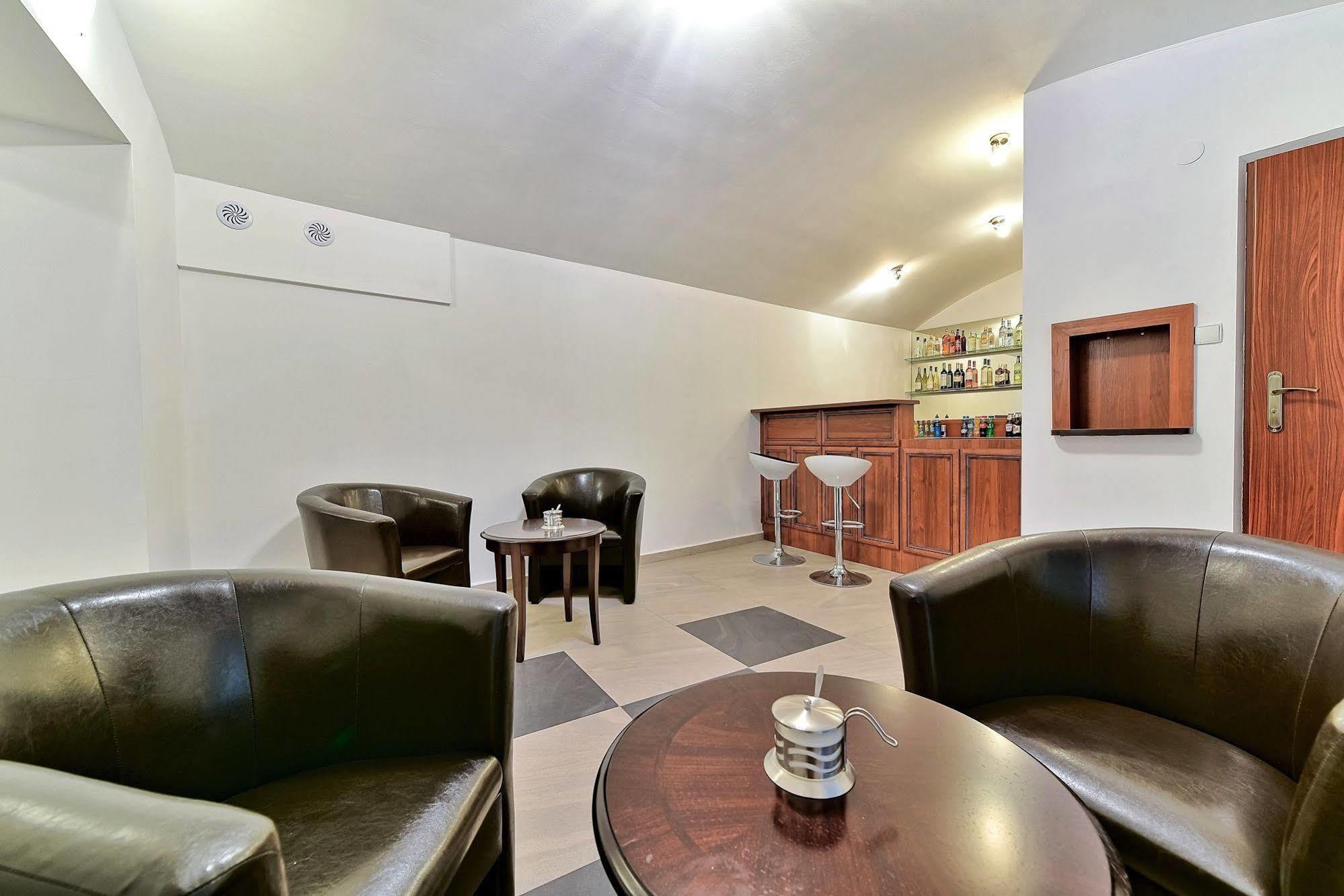 شقة Old Town Luxe Retreat - King Bed - Steps To Main Square كراكوفيا المظهر الخارجي الصورة
